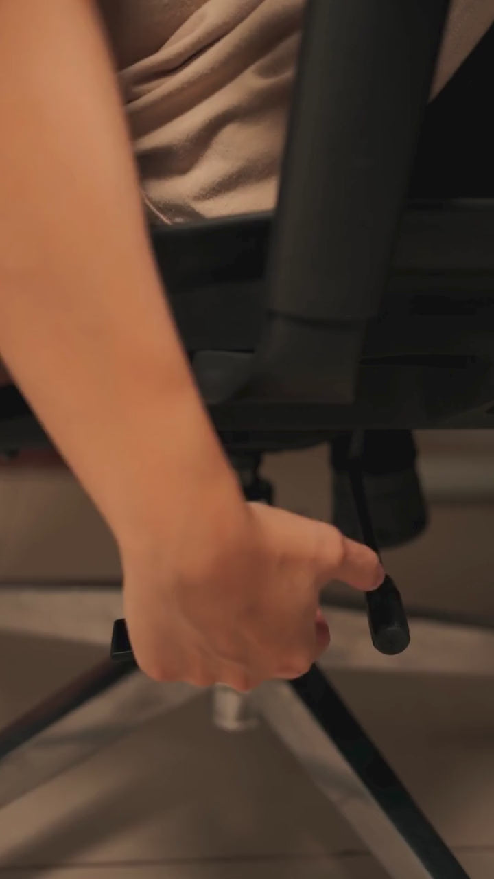 Video showing the features of an all black ergonomic chair